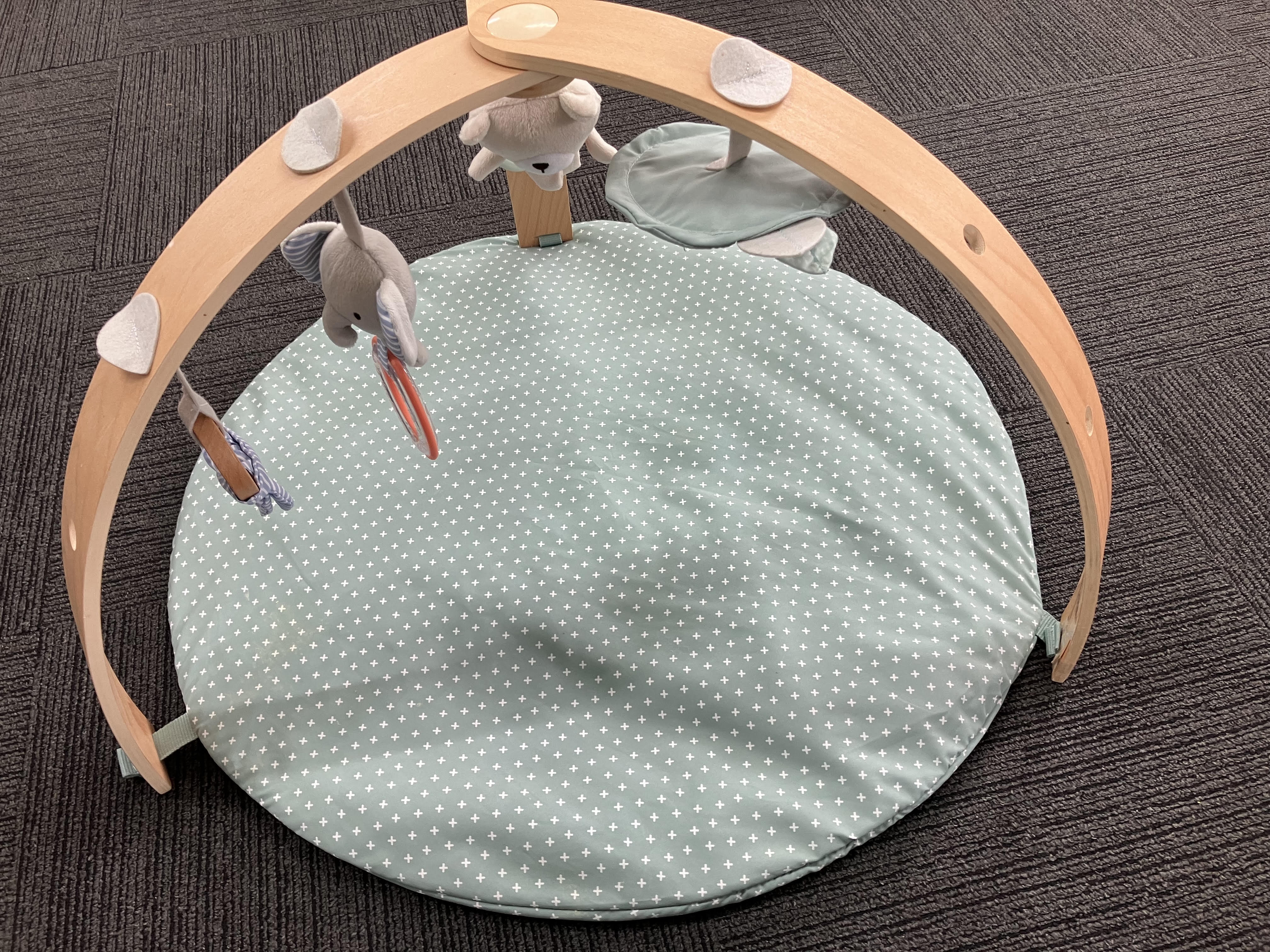 Play mat with wooden arches